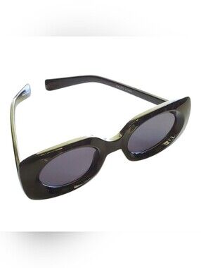 Sleek Black Sunglasses Rectangular Design UV400